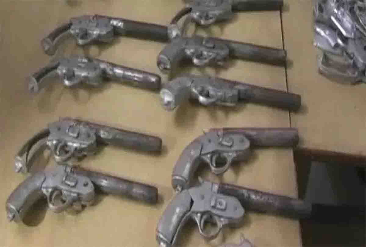 अवैध कारखाने पर छापा, 21 असलाहा बरामद