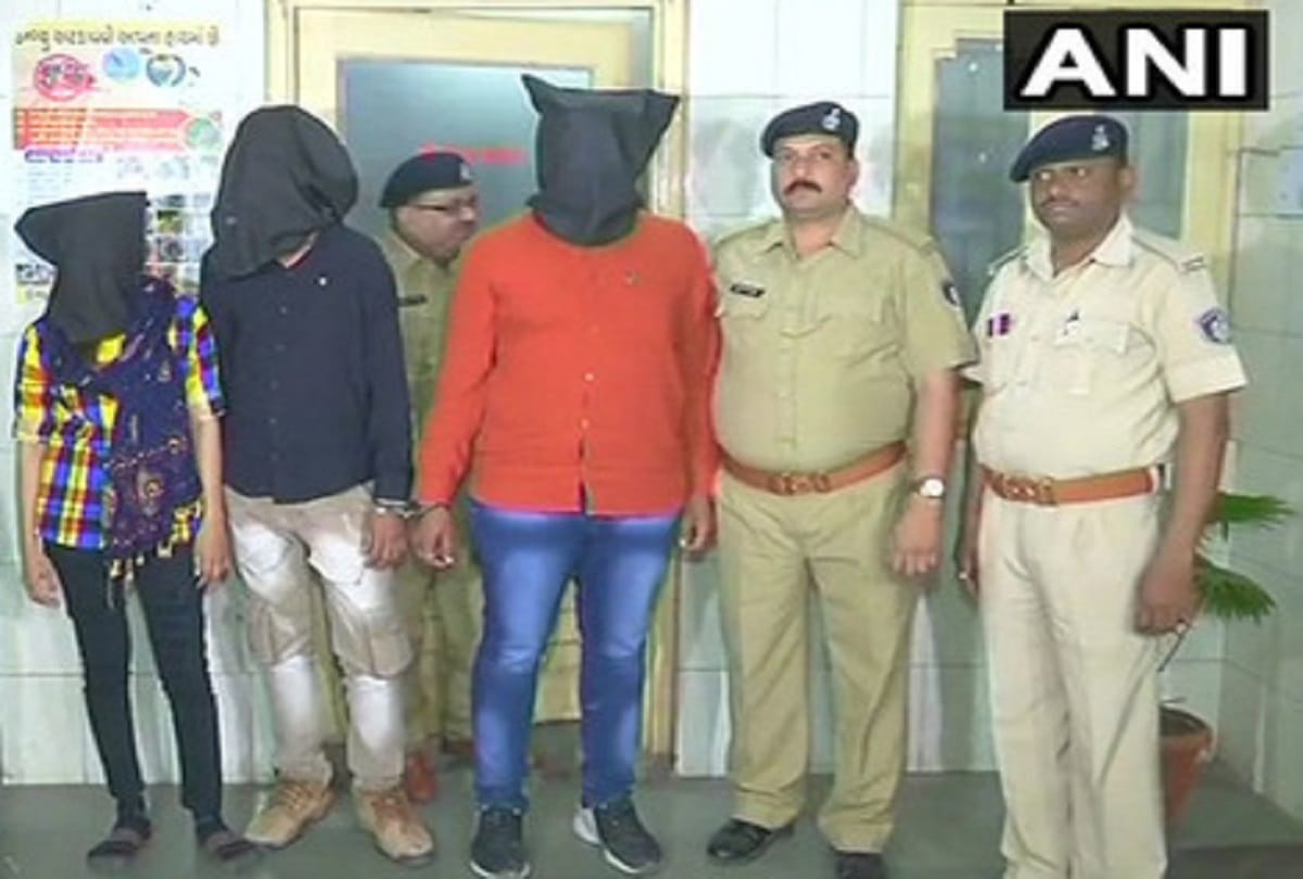 Arrested woman trying to attack at Holi with sword