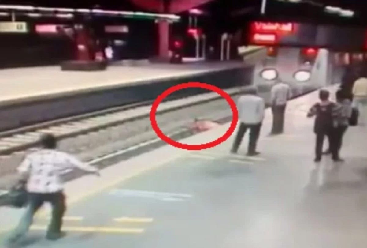 young man committed suicide at INA metro station in delhi
