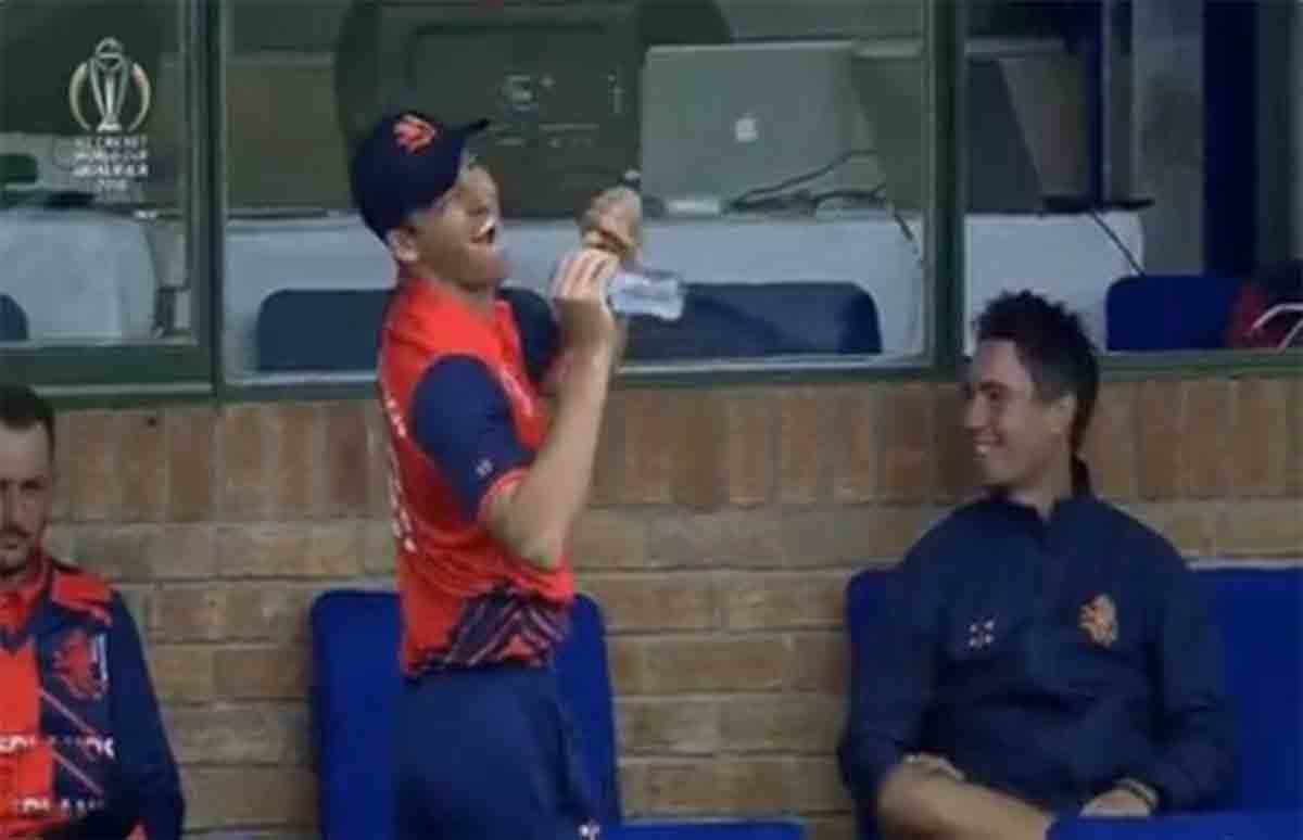 netherlands paul van meekeren funny dance video in world cup qualifier against hongkong