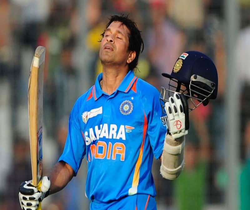 sachin tendulkar play cricket with labours on mumbai road