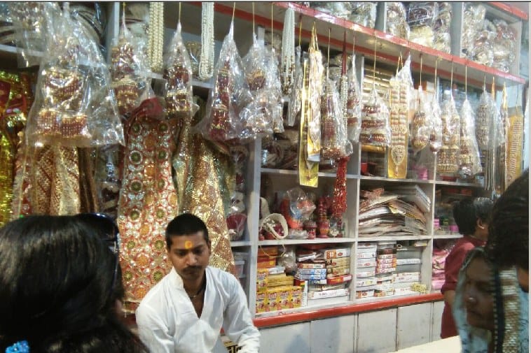 Devotees throng market for Navratra
