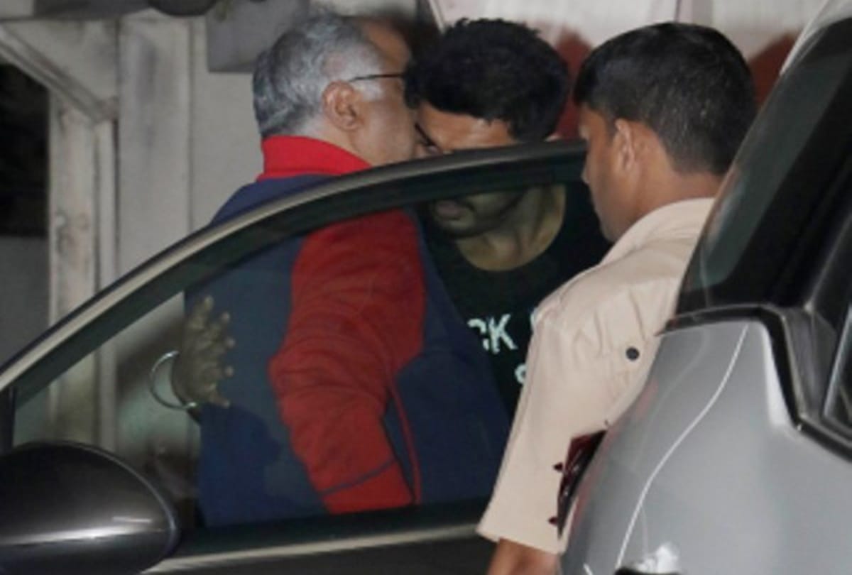arjun kapoor invites his both step sisters janhvi kapoor and khushi kapoor at his home