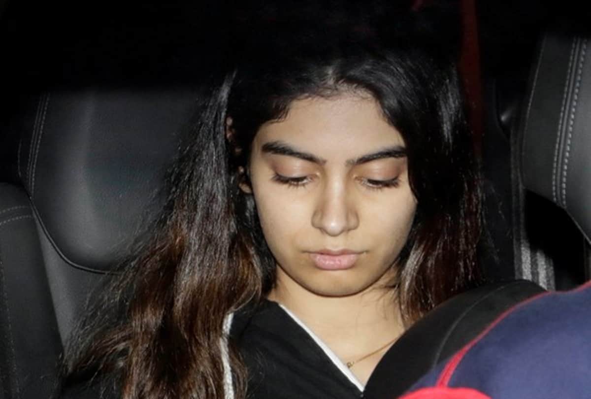 arjun kapoor invites his both step sisters janhvi kapoor and khushi kapoor at his home