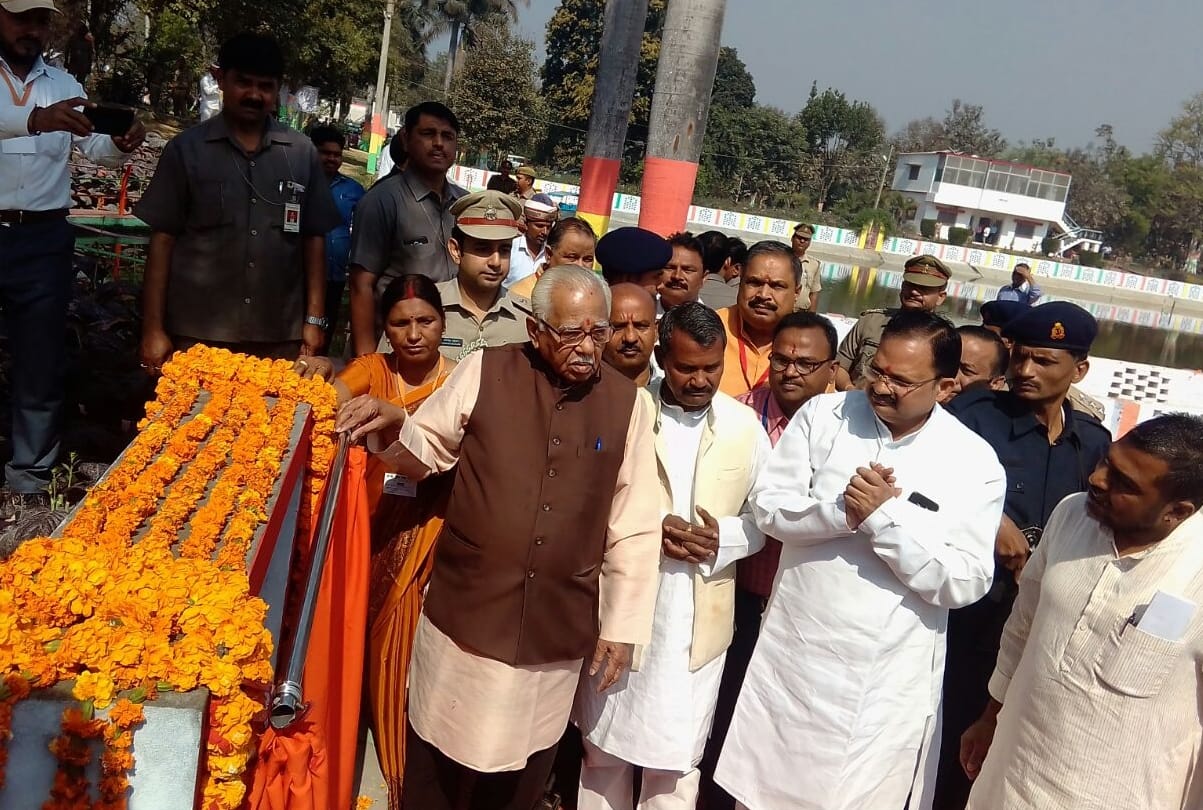 the governor attended a closing ceremony in gonda 