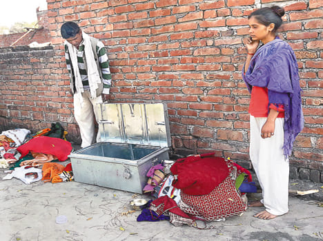 Six lakh rupees and jewelers took the thief