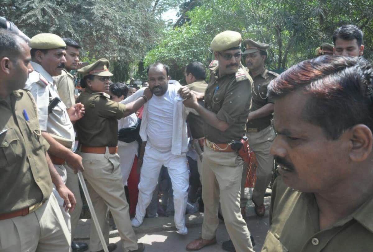police beaten protesters in lucknow