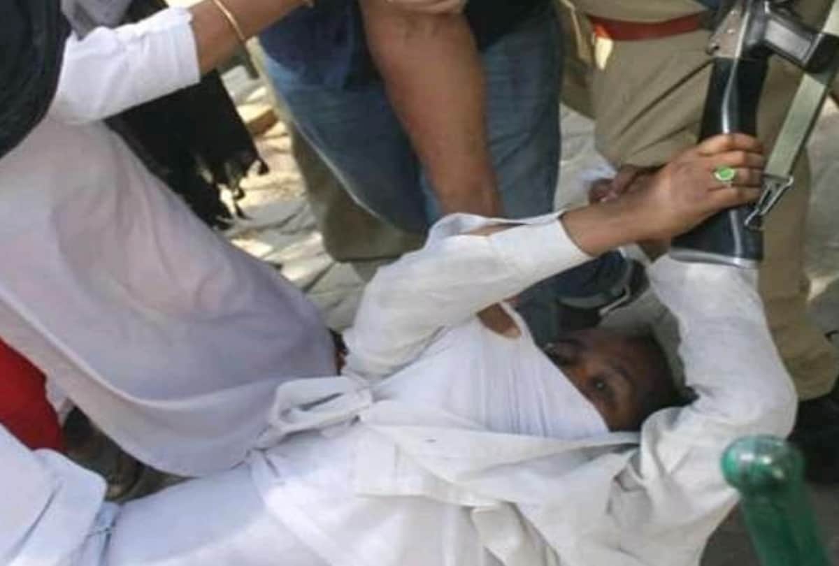 police beaten protesters in lucknow