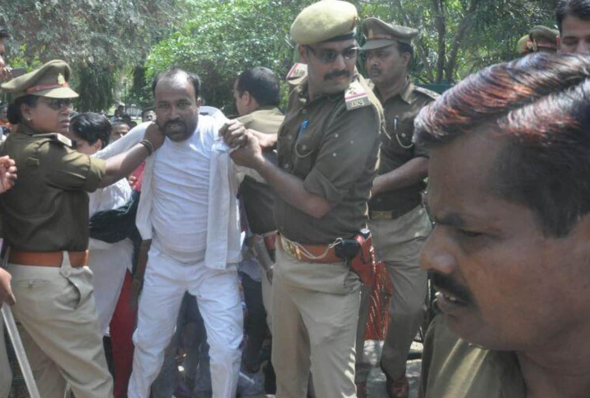 police beaten protesters in lucknow