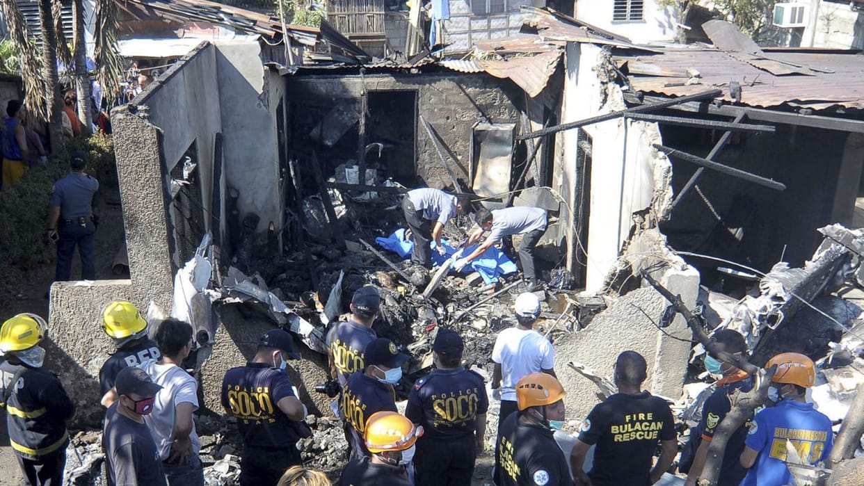Philippines: Passenger plane slams into house and killing 10 