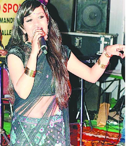 सजणा तेरे नैण फरेबी गाने पर खूब धमाल