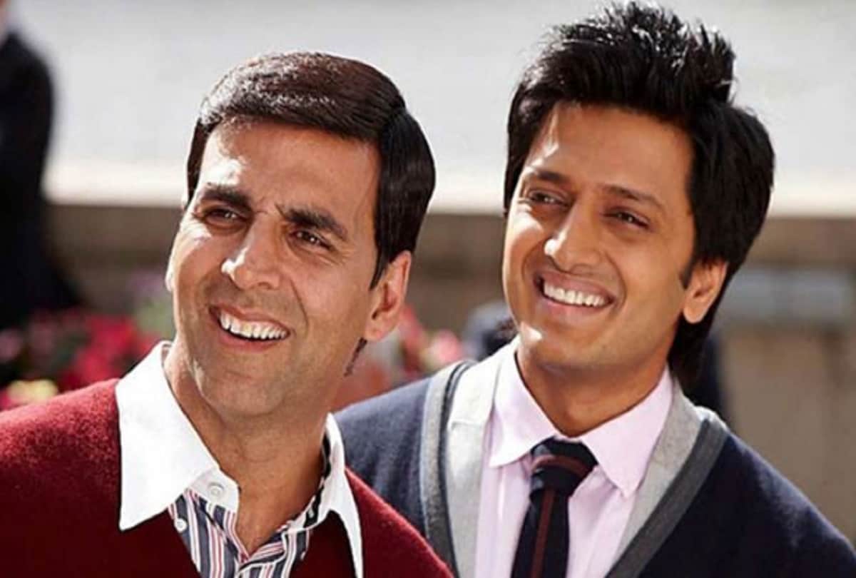 Akshay Kumar shared a photo with Ritesh Deshmukh and Bobby Deol of Housefull 4 set