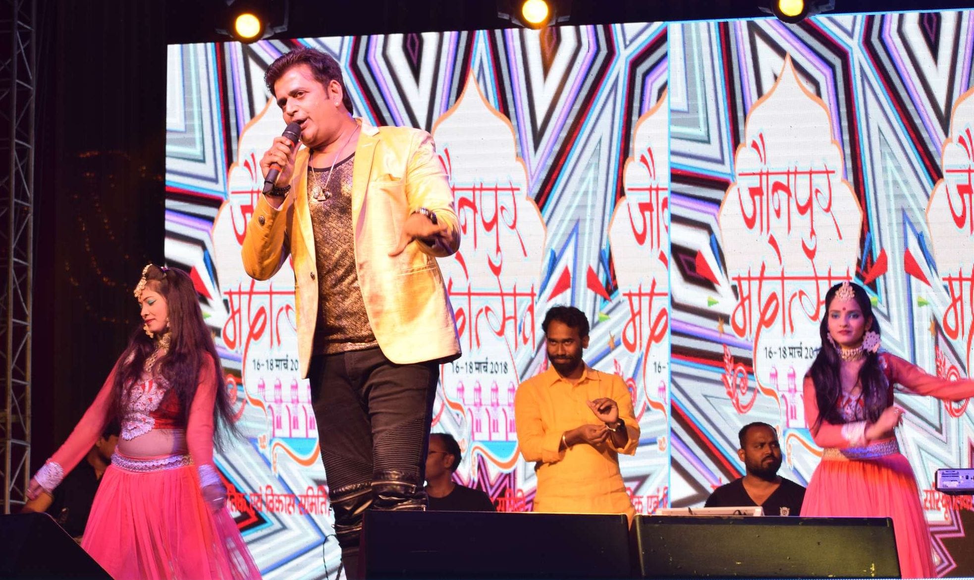 Ravi kishan performed in jaunpur festival