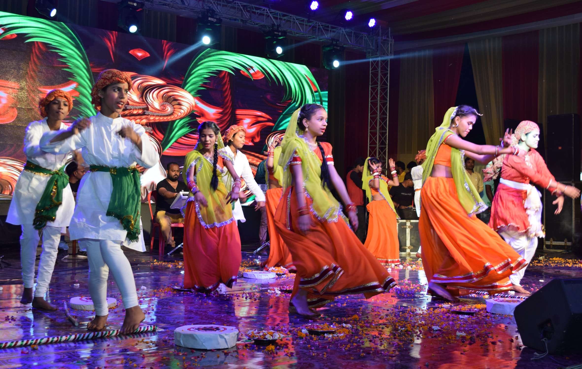 Ravi kishan performed in jaunpur festival