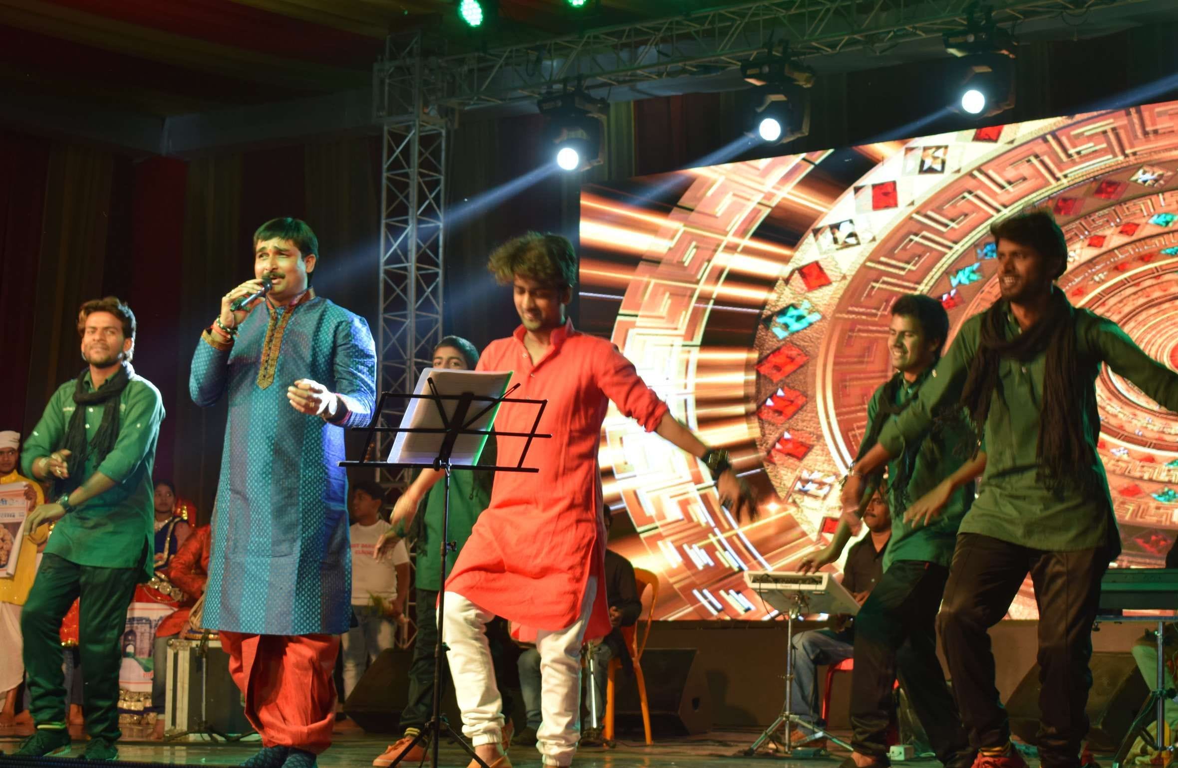Ravi kishan performed in jaunpur festival