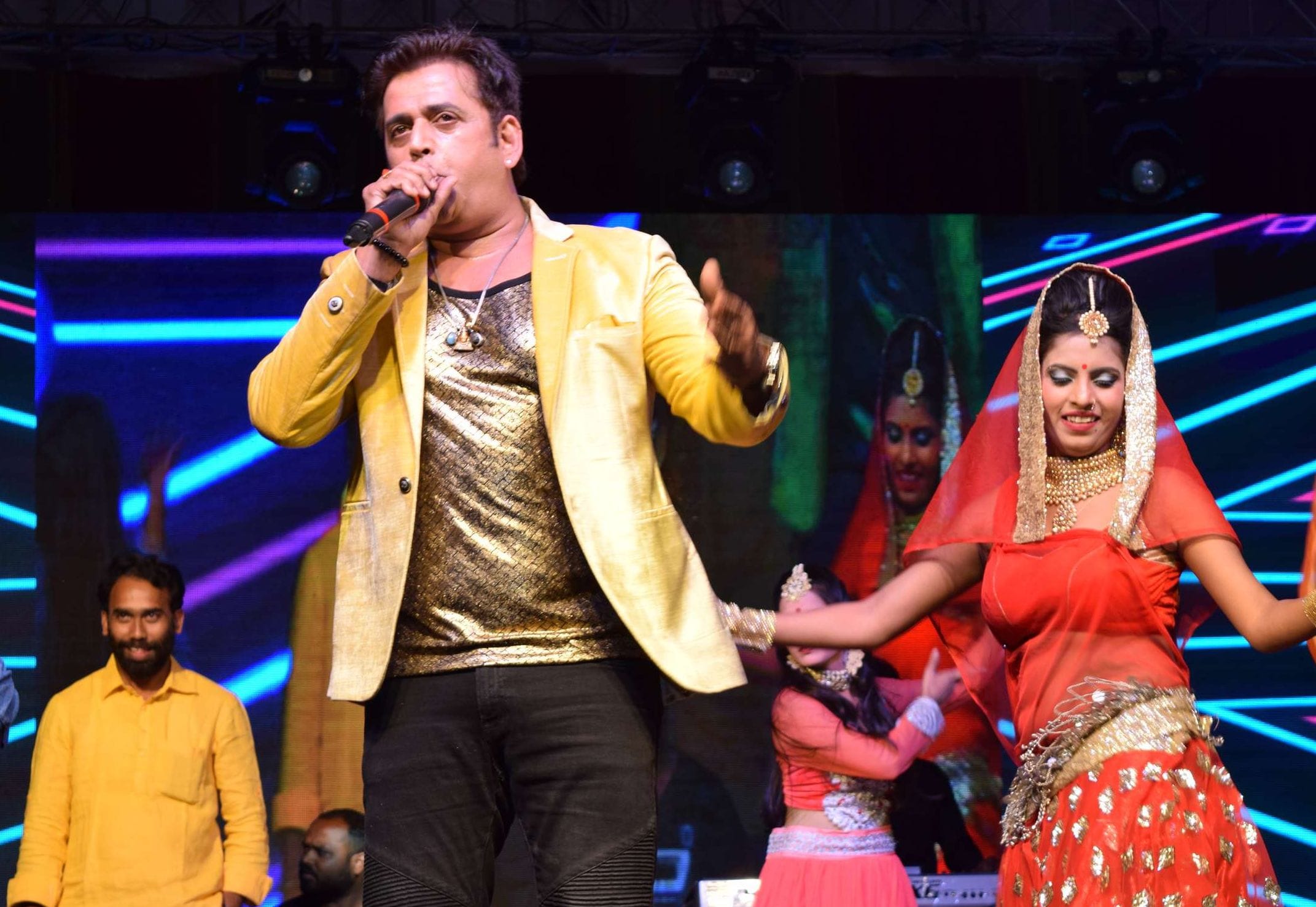 Ravi kishan performed in jaunpur festival
