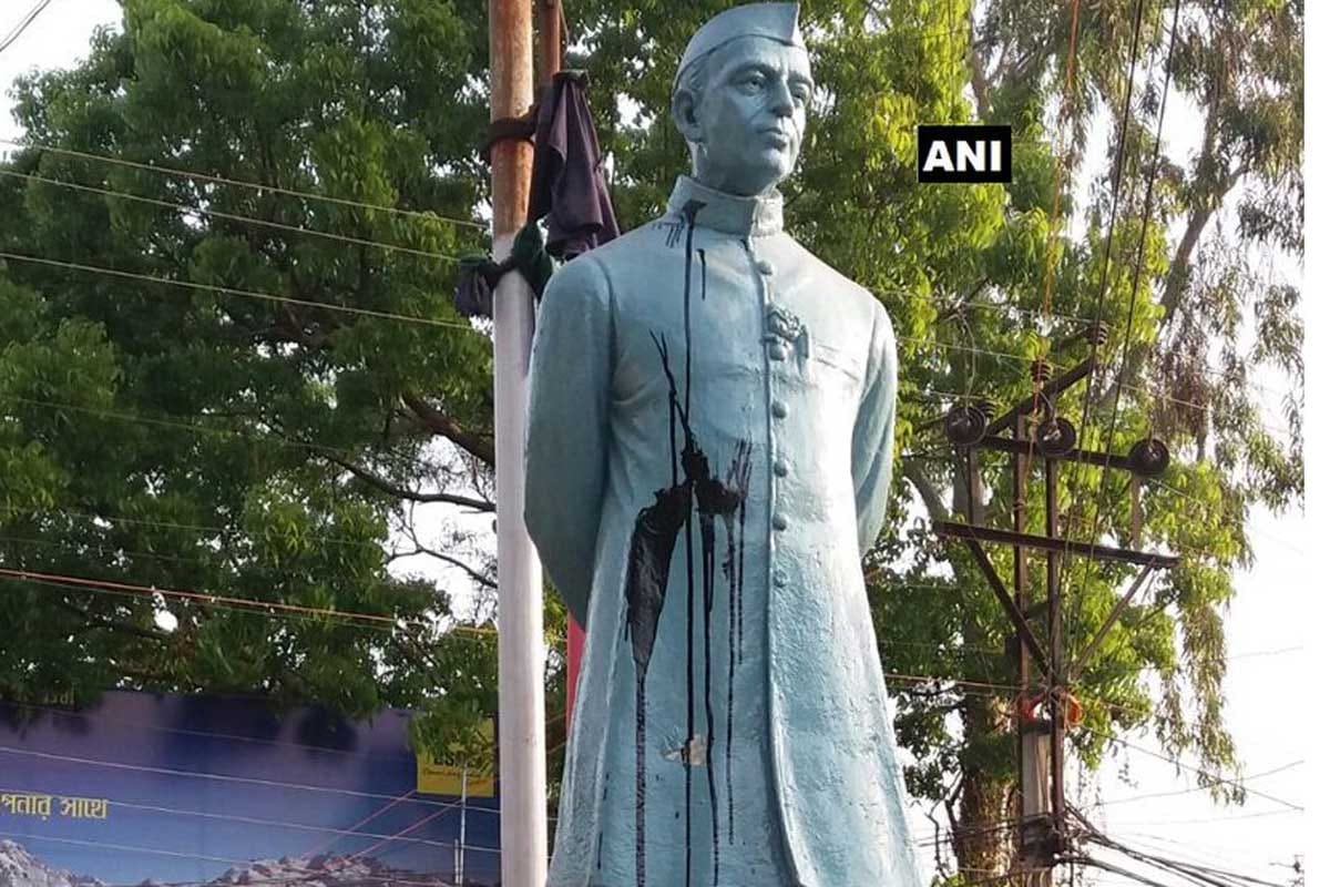 Black ink thrown at a statue of Jawaharlal Nehru at West Bengal's Burdwan 