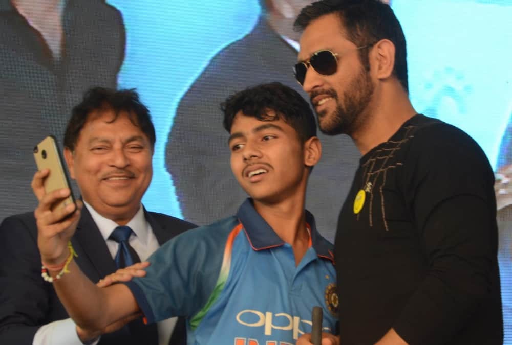 mahendra singh dhoni in lucknow pics