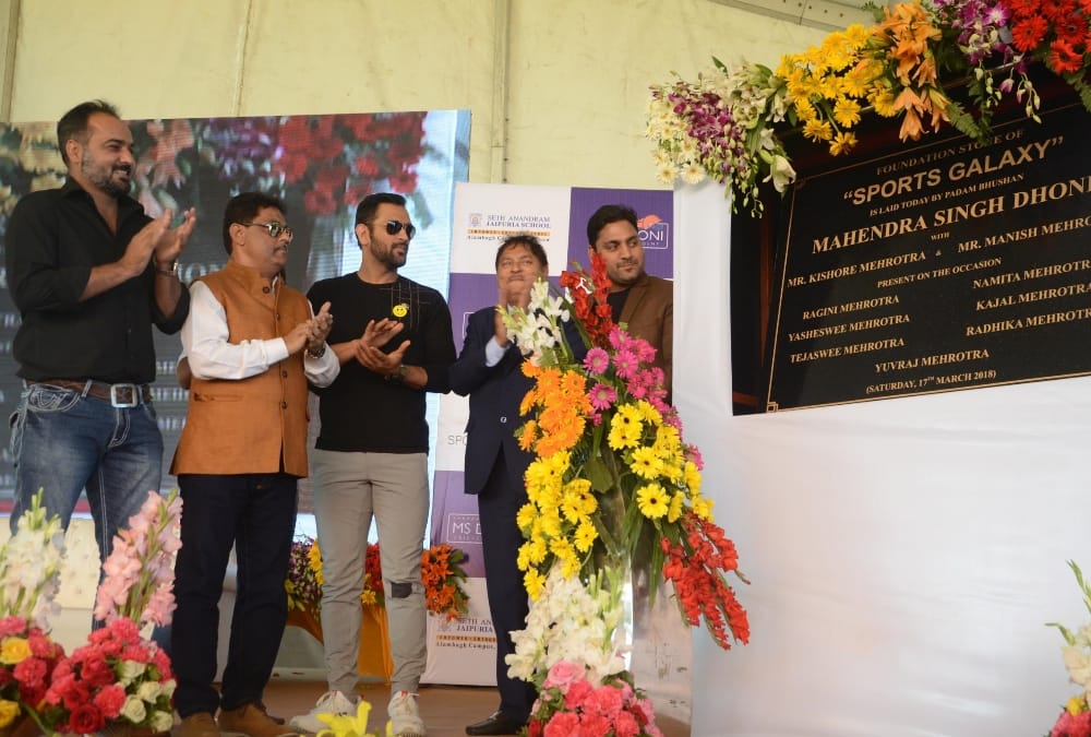 mahendra singh dhoni in lucknow pics