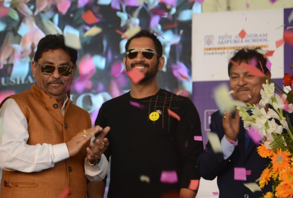 mahendra singh dhoni in lucknow pics