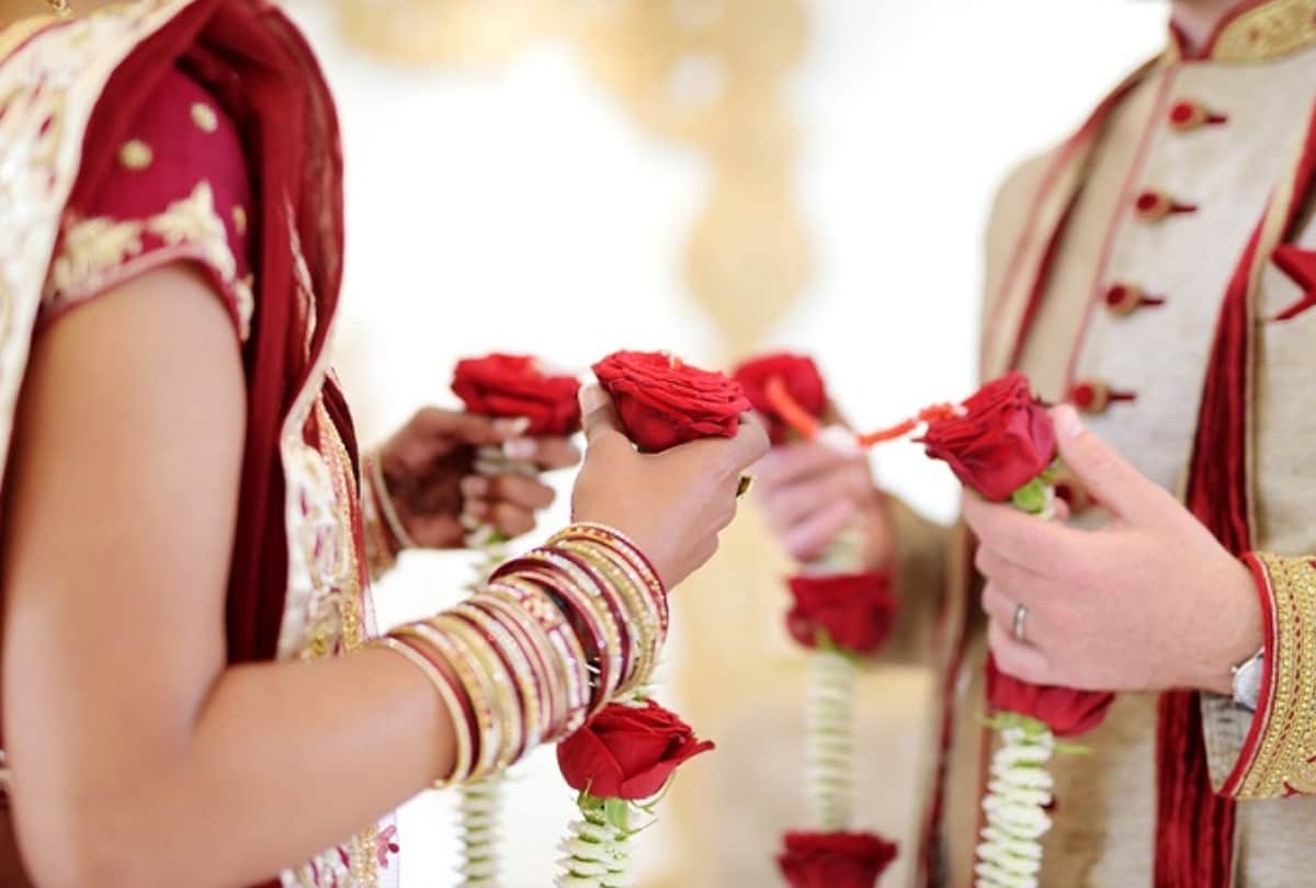 Lover couple married in police station