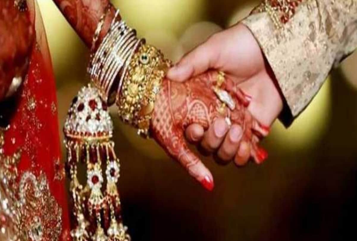 Lover couple married in police station