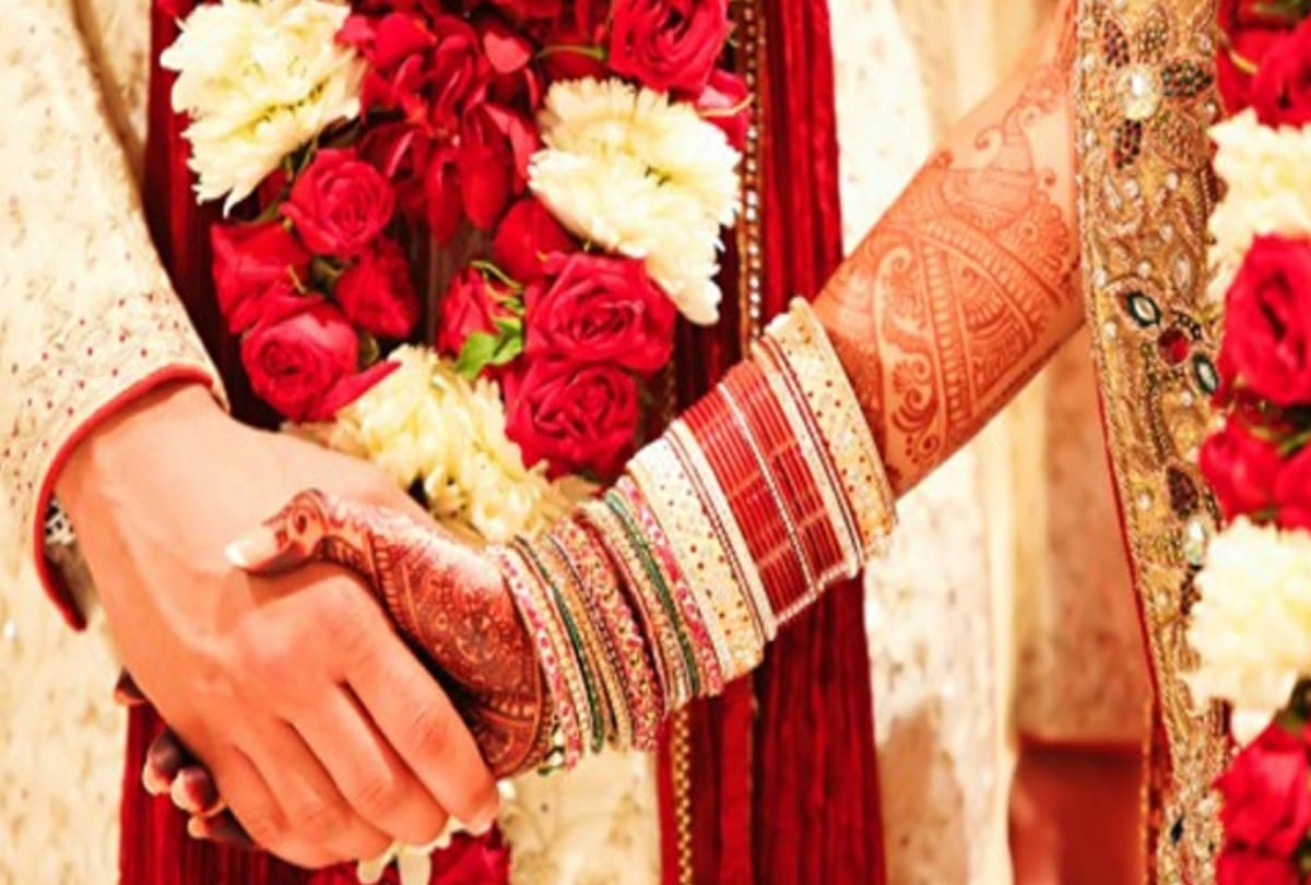 Lover couple married in police station