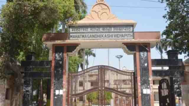 ruckus and outrage by students  in kashi vidyapith
