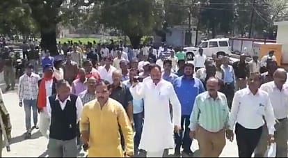 bjp mla protest against district administration of etah 
