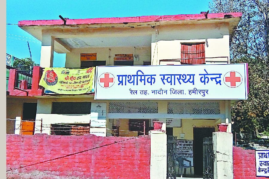 चबूतरा, चौड़ू और फाहल में बिना डॉक्टर चल रहे प्राथमिक स्वास्थ्य केंद्र