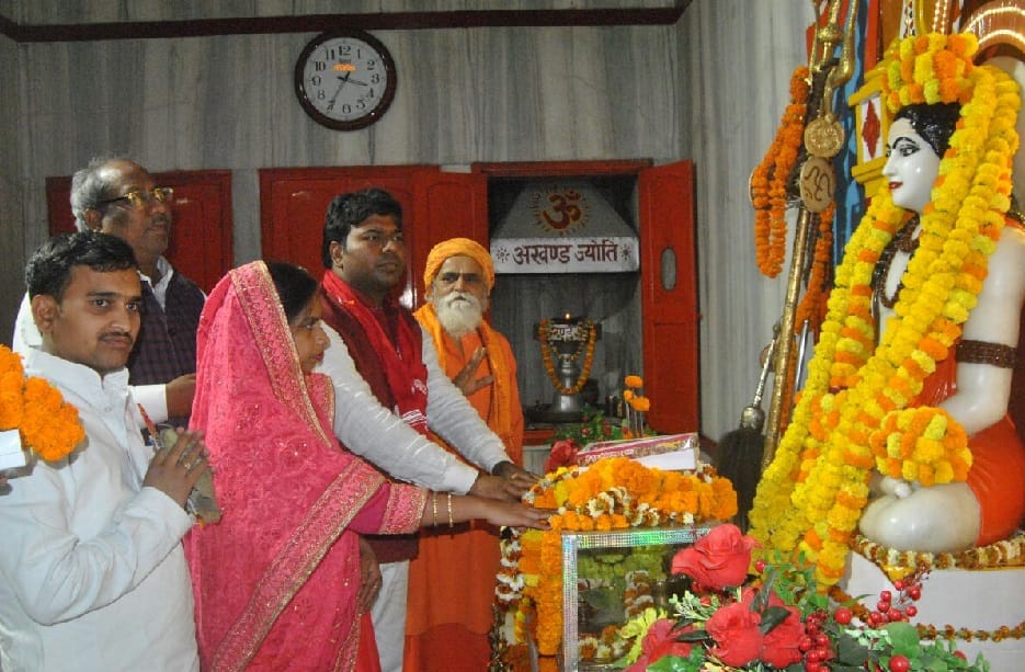 सांसद प्रवीण ने गोरखनाथ मंदिर में टेका मत्था