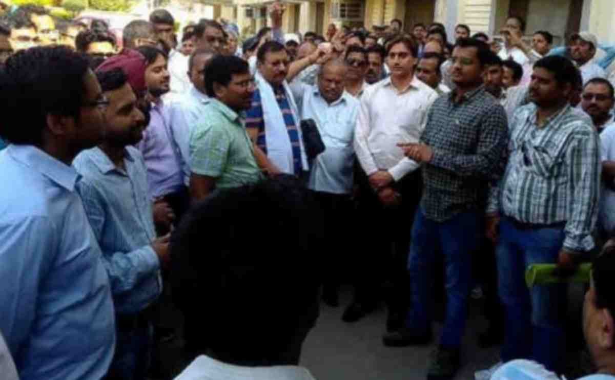 Power workers protest against privatization in varanasi