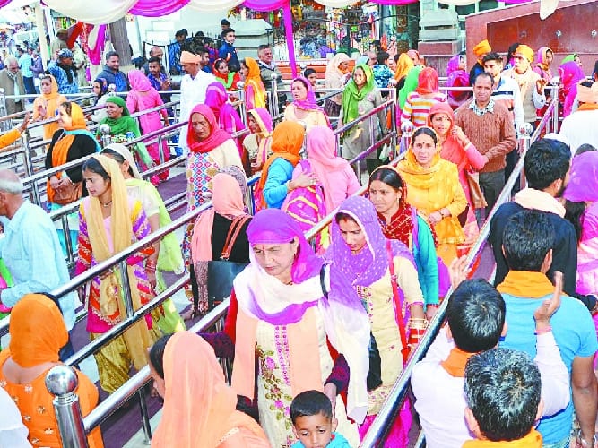 चार दिन में 40 हजार श्रद्धालु पहुंचे शाहतलाई
