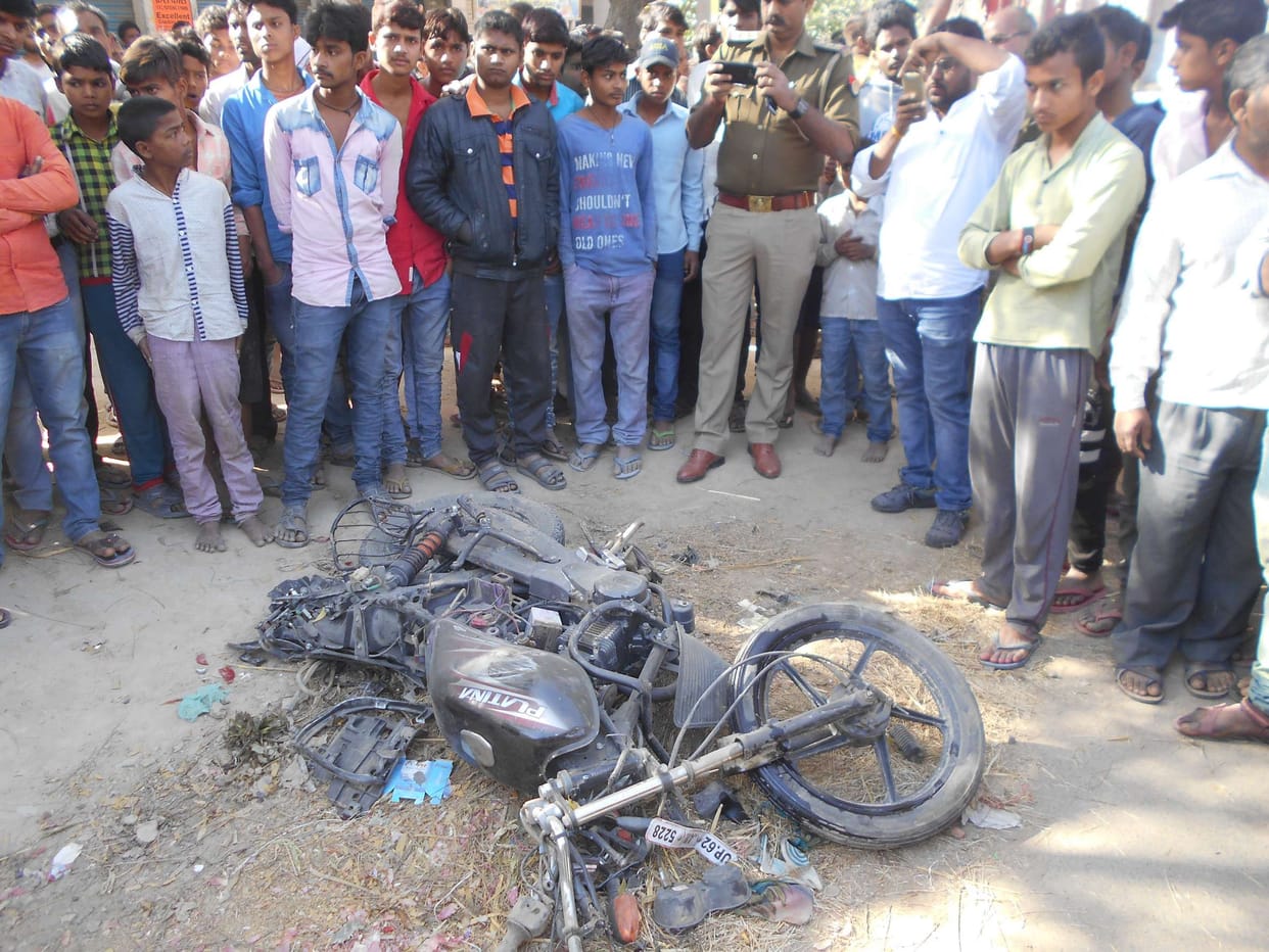 azamgarh villagers gone angry on police after teacher killed in road accident