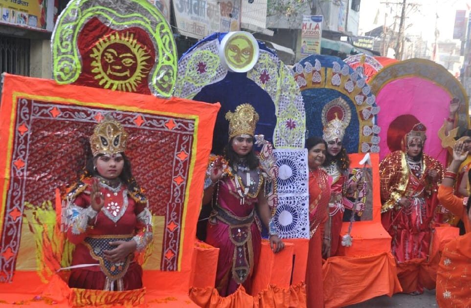 केसरिया पताका लिए निकली हरि संकीर्तन यात्रा
