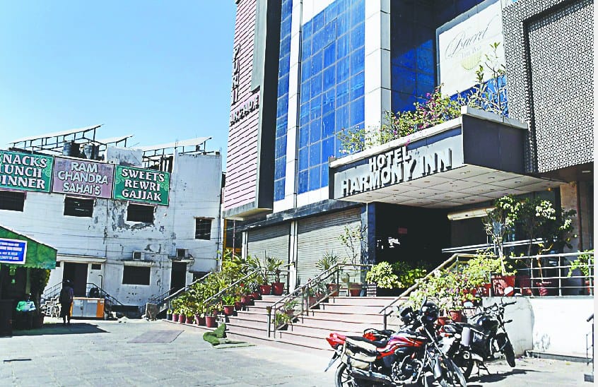kaarobaari  nahi lauta to najdeekiyo ne banaai doori