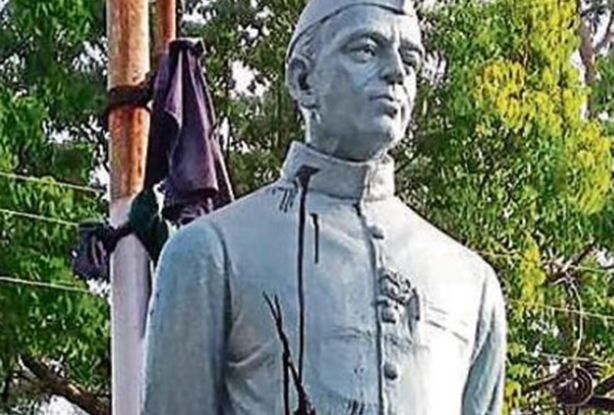 war of words started after Jawahar Lal Nehru statue vandalised in Burdwan district of Bengal