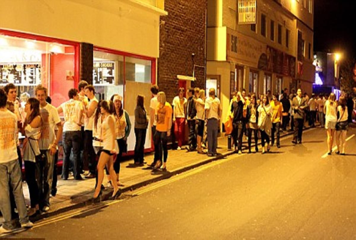  A man was thrown out of the night club in Britain, he trampled 13 people by the car