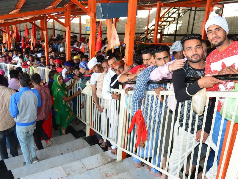 चैत्र मेलों के पहले रविवार को दियोटसिद्ध में उमड़ा श्रद्धालुओं का सैलाब