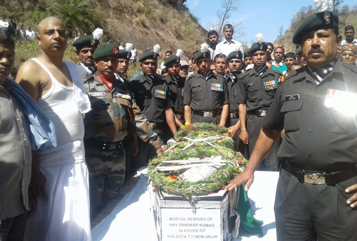 Hundreds bids adieu to havildar sandeep kumar
