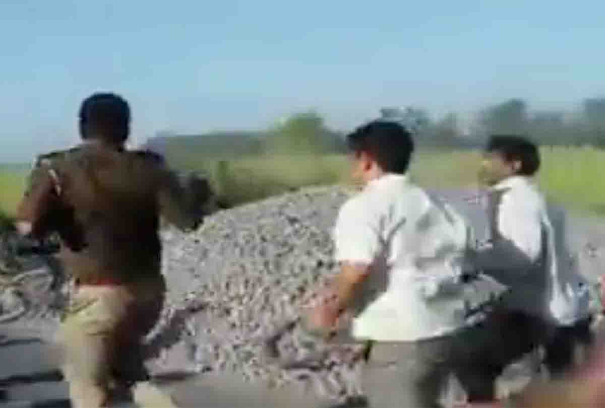 Policeman beaten by public