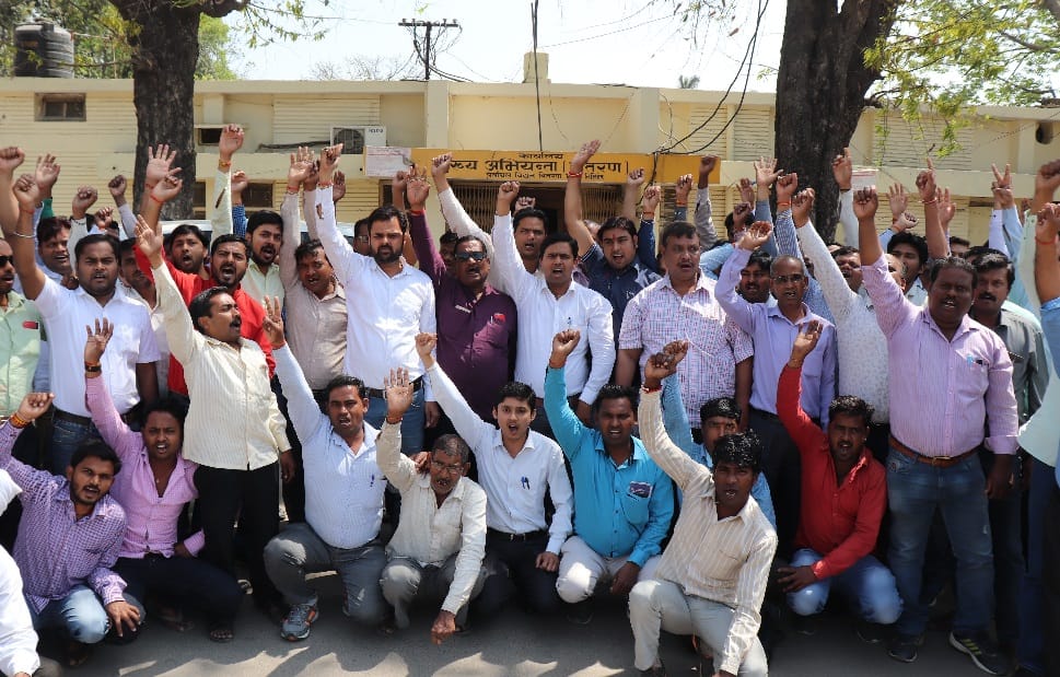निजीकरण के फैसले के विरोध में बिजली कर्मियों का फूटा गुस्सा, धरना-प्रदर्शन