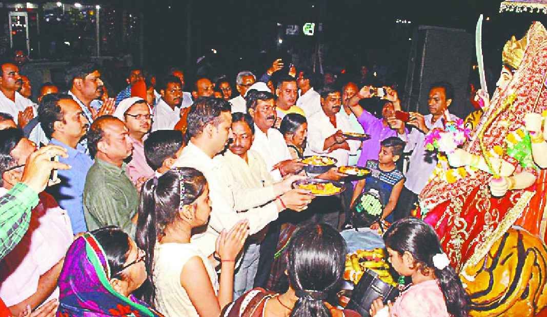 Mothers shout in temples