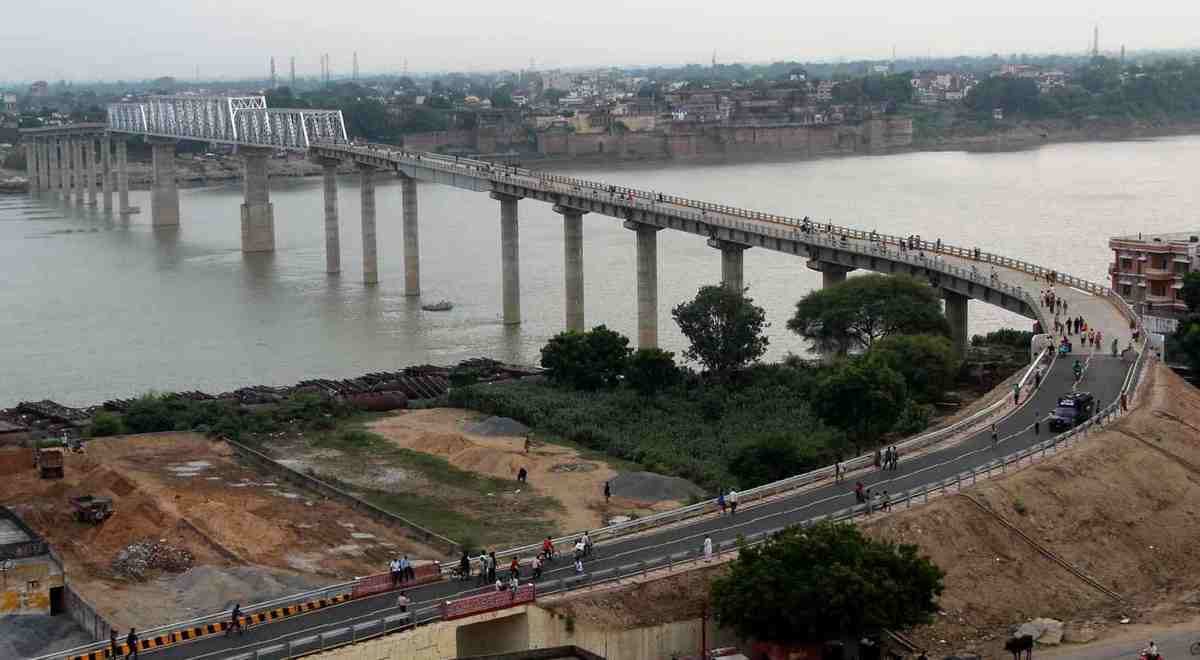 police reached at samne ghat bridge varanasi on information of youth jumped  in Ganga caller closed number