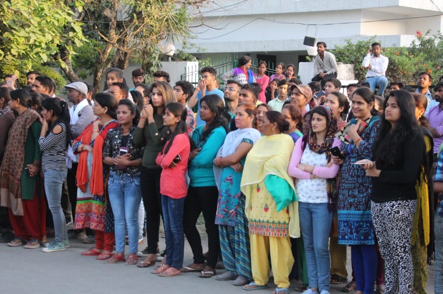shahid kapoor fans shouted happily to see him
