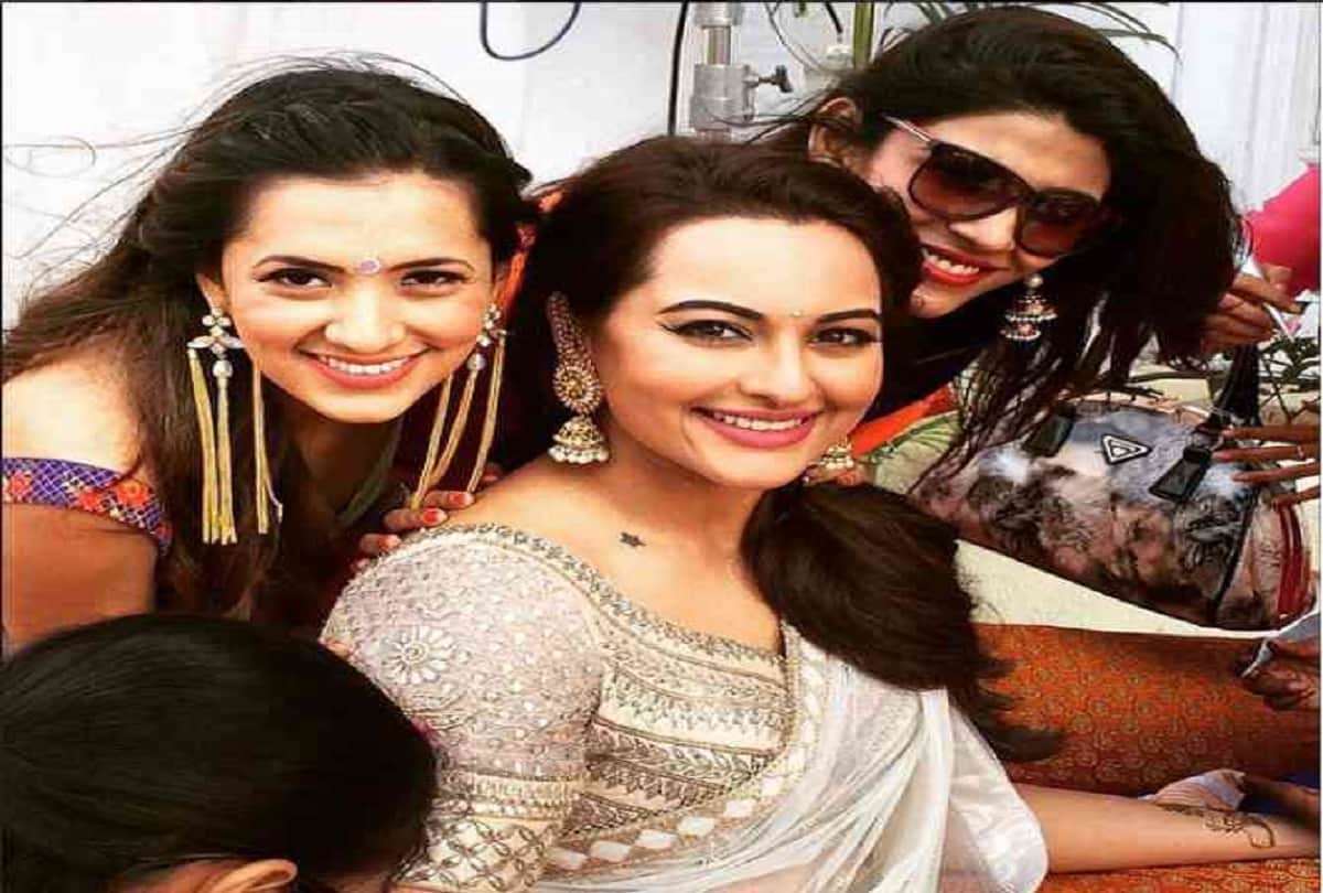  bollywood's bhabi and nanad superhoit jodi here see the beautiful photos 
