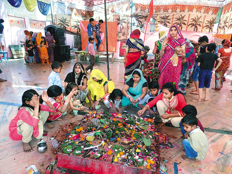 Mother Shailputri's worship is a crowd of pilgrims