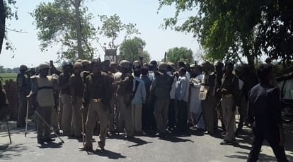 azamgarh villagers gone angry on police after teacher killed in road accident