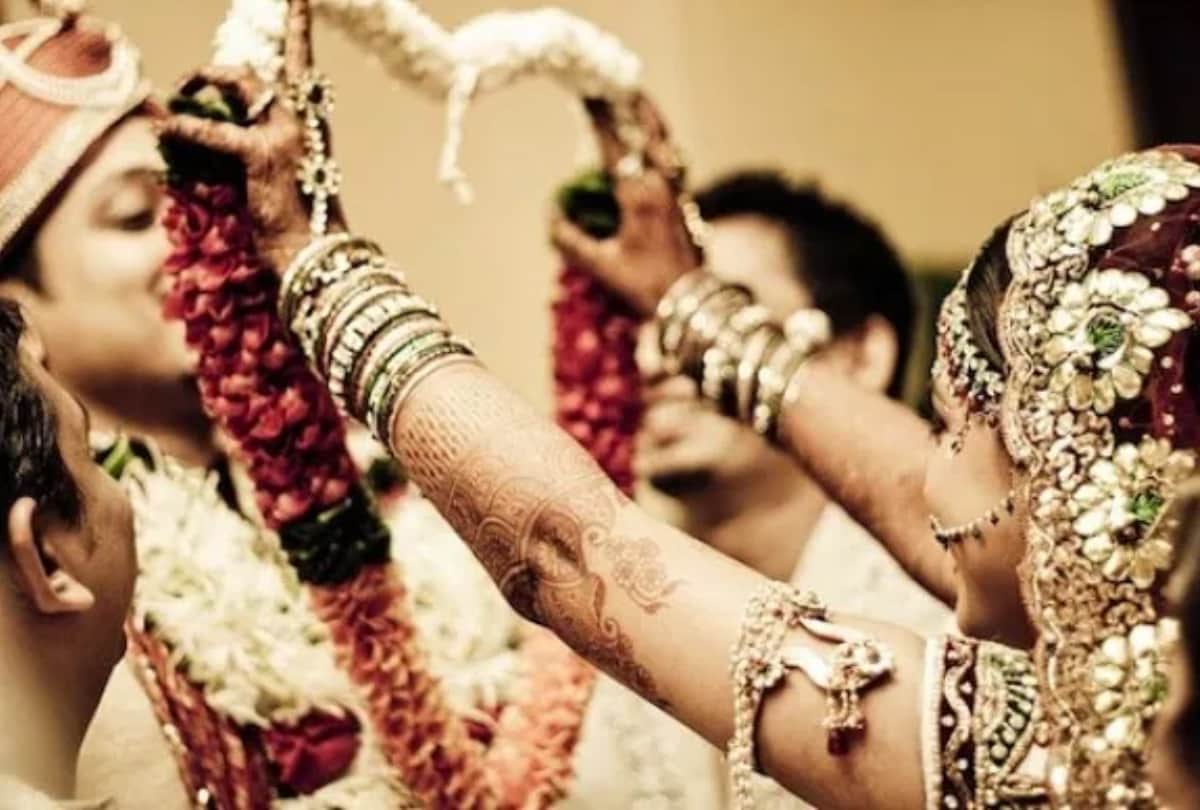 Couple Get Married In Toilet here is the truth