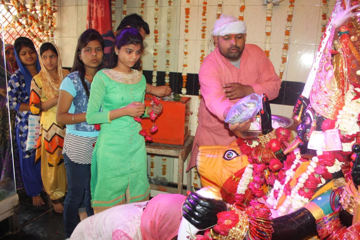 देवी मंदिरों में जुटी भक्तों की भीड़, गूंजे जयकारे